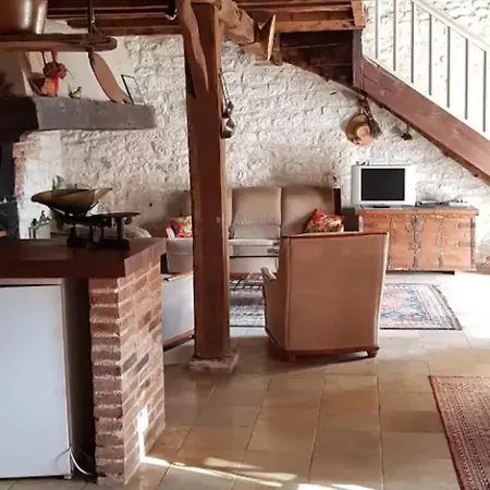 Maison Charmante Avec Piscine Partagee A