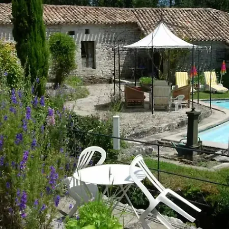 Holiday home Maison Charmante Avec Piscine Partagee A