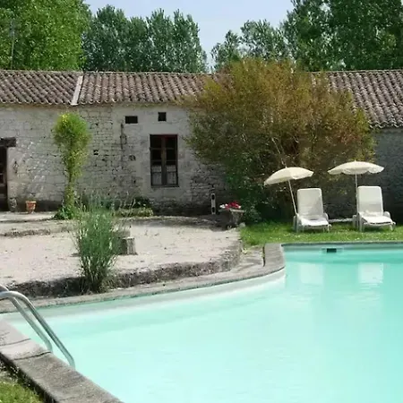 Maison Charmante Avec Piscine Partagee A Holiday home