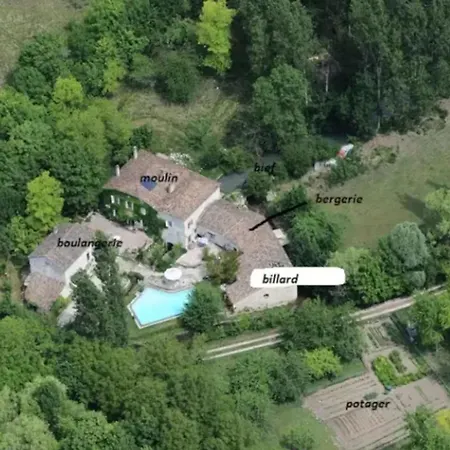 Maison Charmante Avec Piscine Partagee A Holiday home