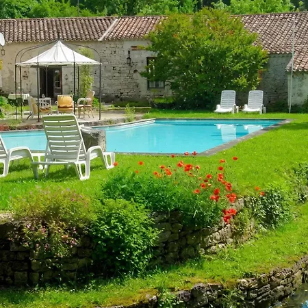 Maison Charmante Avec Piscine Partagée à