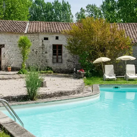 Maison Charmante Avec Piscine Partagée à