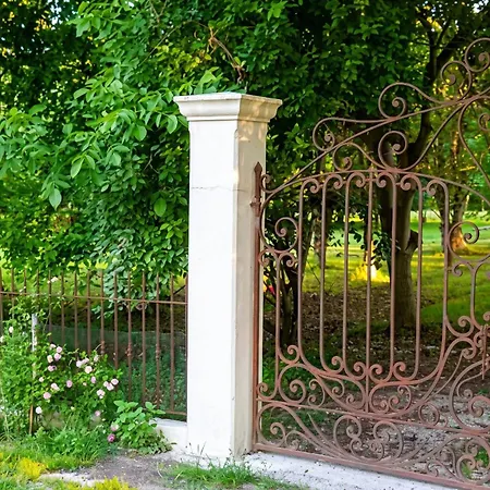 Maison Charmante Avec Piscine Partagée à *